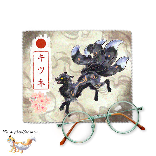 Chiffonnette essuie-lunettes microfibre Kitsune Argenté Noir (renard japonais Kyubi) par Foxa Art Création. Motif folklore japonais, fleurs de cerisier et soleil rouge. Fait main.