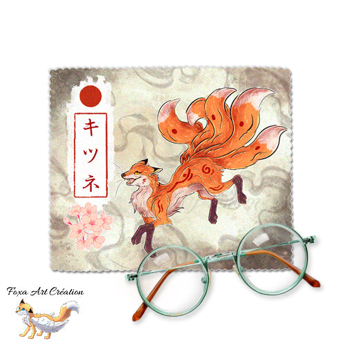 Chiffonnette essuie-lunettes microfibre Kitsune roux (renard japonais Kyubi) par Foxa Art Création. Motif folklore japonais, fleurs de cerisier et soleil rouge. Fait main.