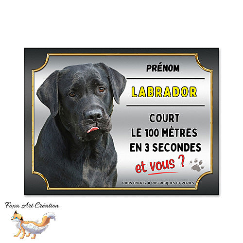 Plaque de portail Labrador noir cours le 100 mètres en 3 secondes et vous
