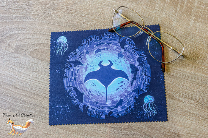 Chiffonnette essuie-lunettes microfibre Raie Manta et faune marine par Foxa Art Création. Motif poétique avec requin baleine et méduses. Fait main.