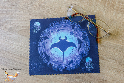 Chiffonnette essuie-lunettes microfibre Raie Manta et faune marine par Foxa Art Création. Motif poétique avec requin baleine et méduses. Fait main.