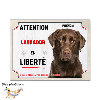 Plaque chien Attention Labrador chocolat en liberté panneau