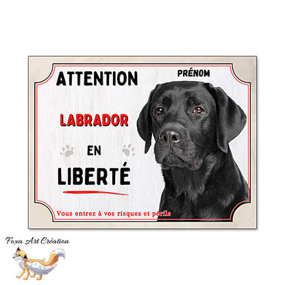 Plaque de chien Attention Labrador noir en liberté panneau