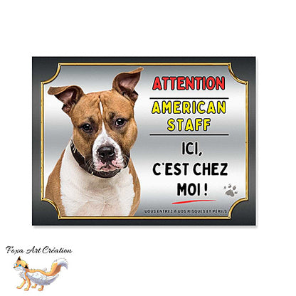 Plaque Attention au chien race American Staff marron et blanc ici c'est chez moi