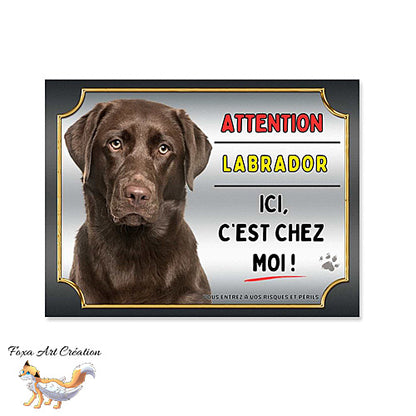 Plaque Attention au chien Labrador chocolat ici c'est chez moi