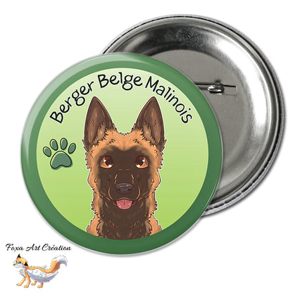 Badge à épingle rond illustré avec un portrait de Berger Belge Malinois sur fond vert par Foxa Art Création