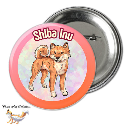 Badge à épingle rond illustré avec un chien Shiba Inu roux par Foxa Art Création