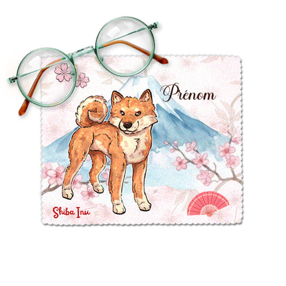 Chiffonnette essuie-lunettes microfibre personnalisée avec prénom illustrée d un Shiba Inu roux devant le Mont Fuji par Foxa Art Création