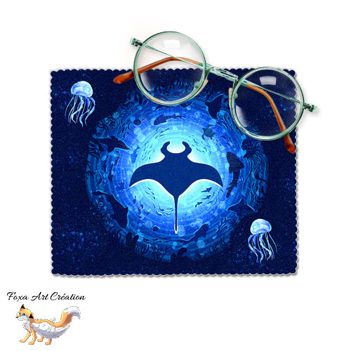 Chiffonnette essuie-lunettes microfibre Raie Manta et faune marine par Foxa Art Création. Motif poétique avec requin baleine et méduses. Fait main.