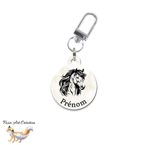Médaille identification cheval personnalisée pour licol portrait sur fond beige
