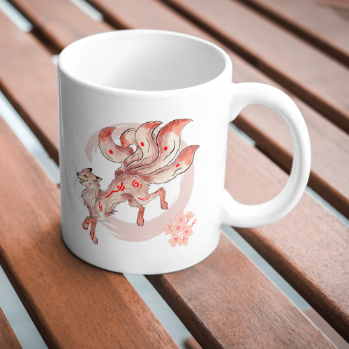 Mug céramique Kitsune blanc (renard japonais Kyubi) illustré par Foxa Art Création. Esprit mythologique, folklore, fleurs de cerisier et option prénom personnalisé.