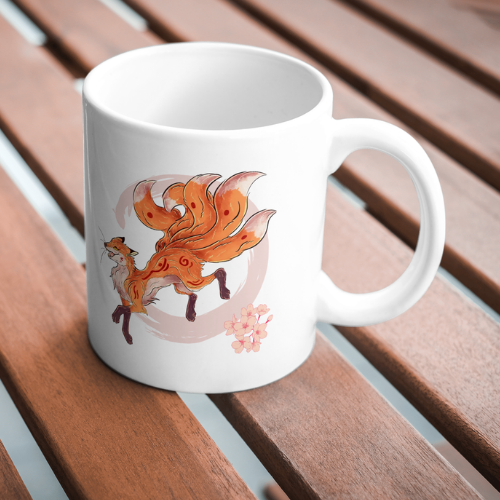 Mug céramique Kitsune roux (renard japonais Kyubi) illustré par Foxa Art Création. Esprit mythologique, folklore, fleurs de cerisier et option prénom personnalisé.