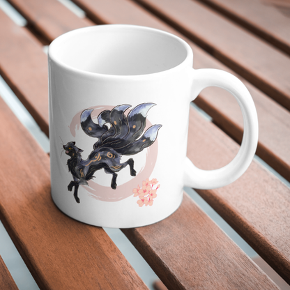 Mug céramique Kitsune argenté (renard japonais Kyubi) illustré par Foxa Art Création. Esprit mythologique, folklore, fleurs de cerisier et option prénom personnalisé.