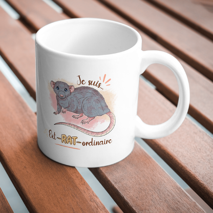 Mug personnalisé rat dumbo domestique avec la phrase "Je suis ext-RAT-ordinaire" illustré par Foxa Art Création. Choisissez parmi 9 couleurs de pelage. Fait main en France.