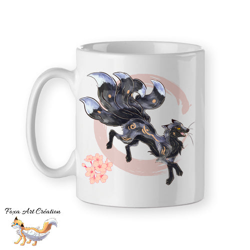 Mug céramique Kitsune argenté (renard japonais Kyubi) illustré par Foxa Art Création. Esprit mythologique, folklore, fleurs de cerisier et option prénom personnalisé.