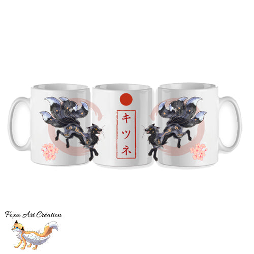Mug céramique Kitsune argenté (renard japonais Kyubi) illustré par Foxa Art Création. Esprit mythologique, folklore, fleurs de cerisier et option prénom personnalisé.