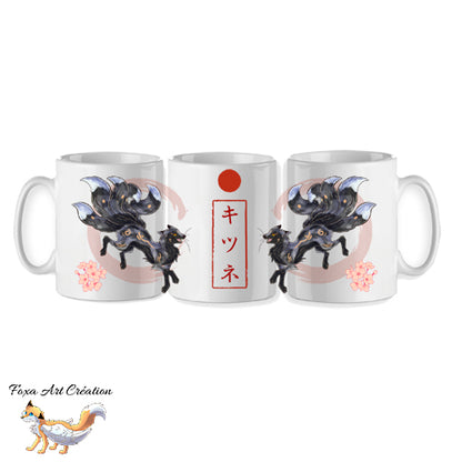 Mug céramique Kitsune argenté (renard japonais Kyubi) illustré par Foxa Art Création. Esprit mythologique, folklore, fleurs de cerisier et option prénom personnalisé.