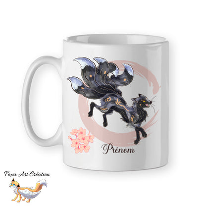 Mug céramique Kitsune argenté (renard japonais Kyubi) illustré par Foxa Art Création. Esprit mythologique, folklore, fleurs de cerisier et option prénom personnalisé.