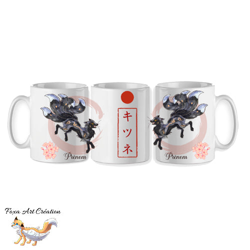 Mug céramique Kitsune argenté (renard japonais Kyubi) illustré par Foxa Art Création. Esprit mythologique, folklore, fleurs de cerisier et option prénom personnalisé.