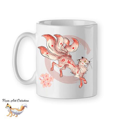 Mug céramique Kitsune blanc (renard japonais Kyubi) illustré par Foxa Art Création. Esprit mythologique, folklore, fleurs de cerisier et option prénom personnalisé.