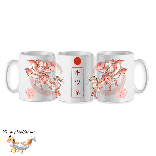 Mug céramique Kitsune blanc (renard japonais Kyubi) illustré par Foxa Art Création. Esprit mythologique, folklore, fleurs de cerisier et option prénom personnalisé.