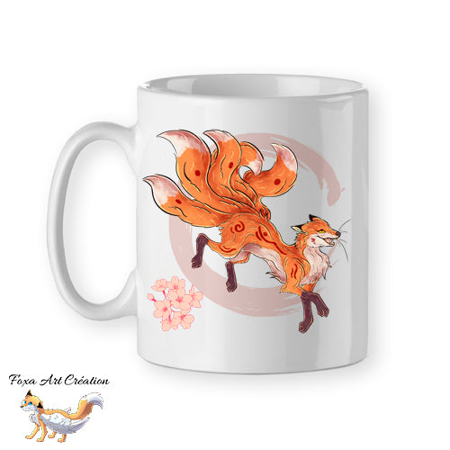 Mug céramique Kitsune roux (renard japonais Kyubi) illustré par Foxa Art Création. Esprit mythologique, folklore, fleurs de cerisier et option prénom personnalisé.
