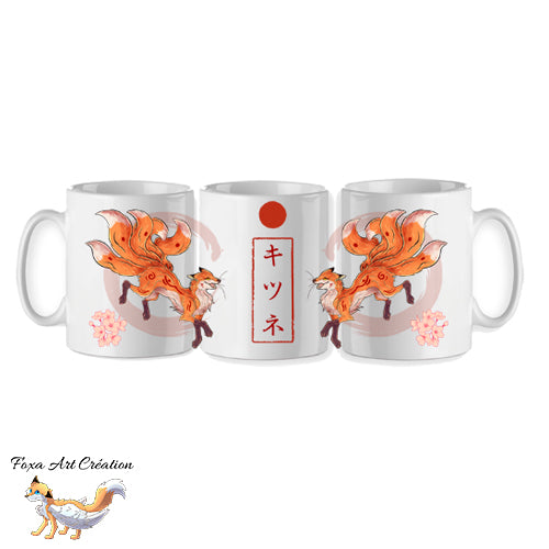 Mug céramique Kitsune roux (renard japonais Kyubi) illustré par Foxa Art Création. Esprit mythologique, folklore, fleurs de cerisier et option prénom personnalisé.