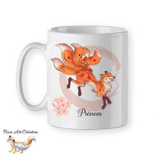 Mug céramique Kitsune roux (renard japonais Kyubi) illustré par Foxa Art Création. Esprit mythologique, folklore, fleurs de cerisier et option prénom personnalisé.