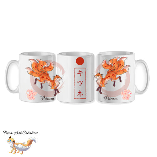 Mug céramique Kitsune roux (renard japonais Kyubi) illustré par Foxa Art Création. Esprit mythologique, folklore, fleurs de cerisier et option prénom personnalisé.