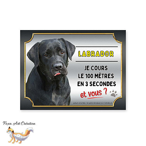 Plaque de portail Labrador noir cours le 100 mètres en 3 secondes et vous