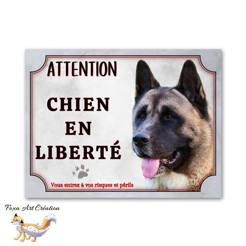plaque attention au chien akita américain en liberté  