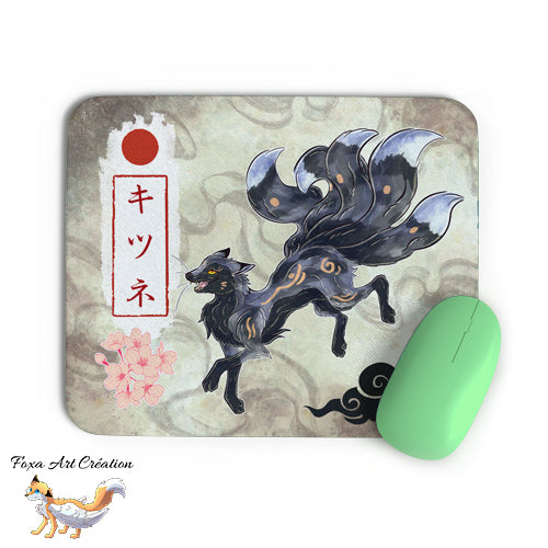 Tapis de souris Kitsune Argenté Noir (renard japonais Kyubi) par Foxa Art Création. Motif folklore japonais, fleurs de cerisier et soleil rouge. Antidérapant. Fait main.