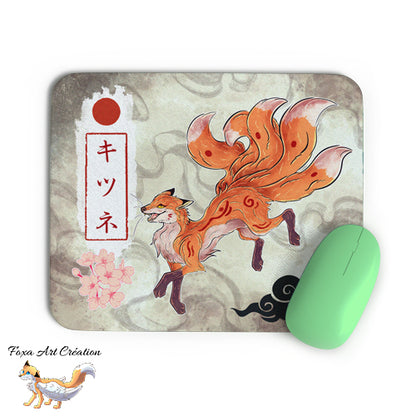 Tapis de souris Kitsune Roux (renard japonais Kyubi) par Foxa Art Création. Motif folklore japonais, fleurs de cerisier et soleil rouge. Antidérapant. Fait main.