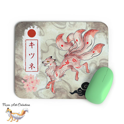 Tapis de souris illustré avec un esprit renard Kitsune japonais fantastique, fleurs de cerisier et soleil rouge par Foxa Art Création